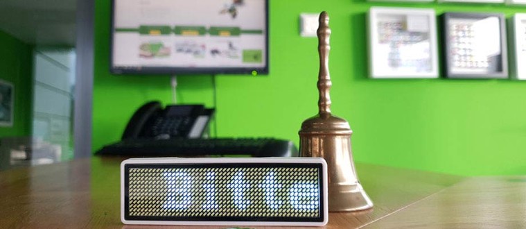 Piokoy LED-Namensschild für Unternehmen Programmierbare Digitale Anzeige für Bildlaufnachrichten Wiederaufladbarer LED-Kartenbildschirm für Die Supermarktschule Und Das Restaurant Der