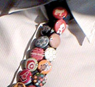 Buttons am Schlips